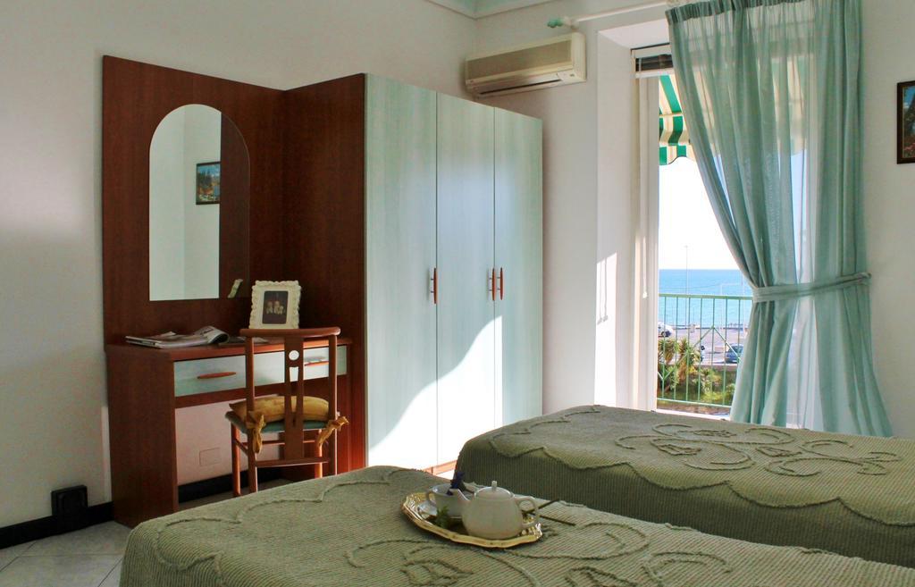 Appartamenti Mare Azzurro By Holiday World 아비솔라 수페리오레 외부 사진